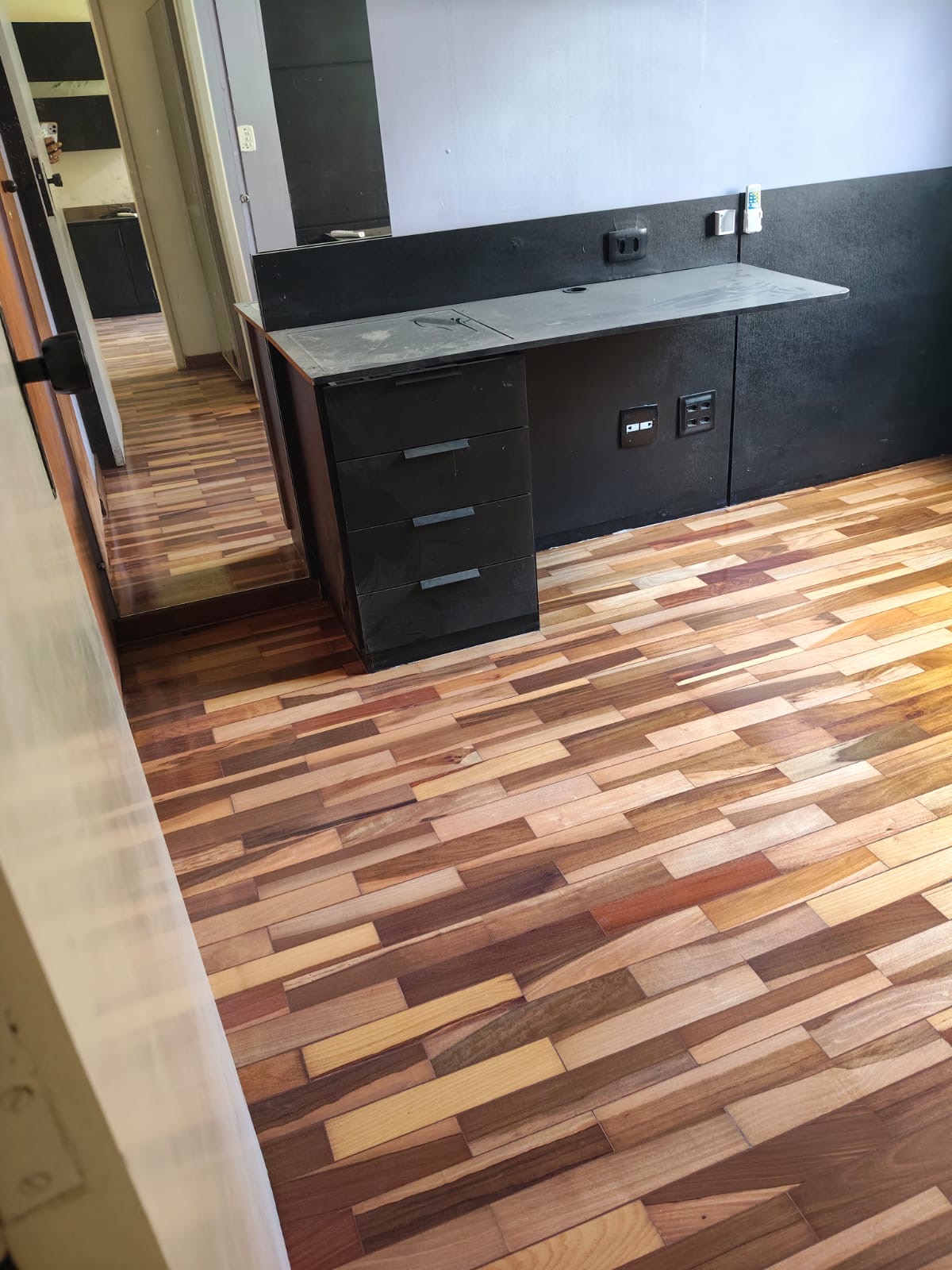 Piso de tacos coloridos restaurado — escritório