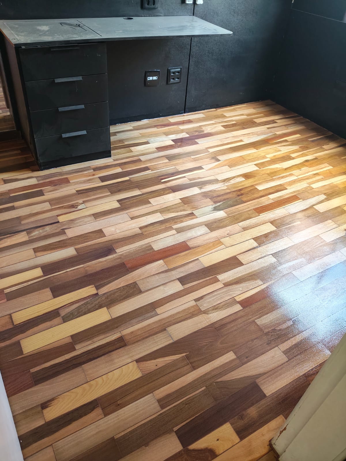 Restauração de piso de tacos multicoloridos